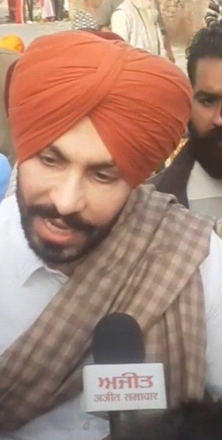 ਕਾਲਜ ਦੇ ਦਿਨਾਂ 'ਚ ਦੀਪ ਸਿੱਧੂ ਨੇ ਕਿੰਗਫਿਸ਼ਰ ਮਾਡਲ ਹੰਟ ਨਾਂ ਦੇ ਈਵੈਂਟ 'ਚ ਹਿੱਸਾ ਲਿਆ ਸੀ। ਪਰ ਉਸ ਸਮੇਂ ਦੀਪ ਨੇ ਆਪਣੀ ਪੜ੍ਹਾਈ ਪੂਰੀ ਕਰਨੀ ਸੀ, ਇਸ ਕਰਕੇ ਉਸ ਨੇ ਇਸ ਪਾਸੇ ਜ਼ਿਆਦਾ ਧਿਆਨ ਨਹੀਂ ਦਿੱਤਾ। ਦੱਸ ਦਈਏ ਕਿ ਦੀਪ ਨੇ ਪੂਨਾ ਦੇ ਲਾਅ ਕਾਲਜ ਤੋਂ ਵਕਾਲਤ ਦੀ ਪੜ੍ਹਾਈ ਕੀਤੀ ਹੈ।