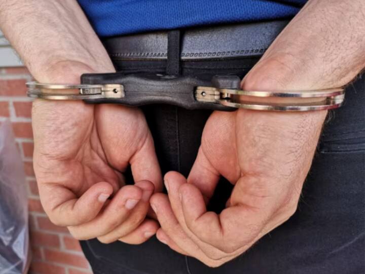 Navi Mumbai police caught two thieves from Thane for robbing senior citizens, 13 cases solved Thane: दो लोगों की गिरफ्तारी से सुलझ गए 13 लूट के केस, सीनियर सिटीजन को बनाते थे निशाना