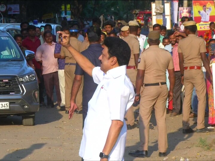 CM Stalin Selfie : மாடர்ன் தியேட்டர்ஸ் நினைவு வளைவு முன்பு செல்ஃபி எடுத்துக்கொண்ட முதல்வர் ஸ்டாலின்.