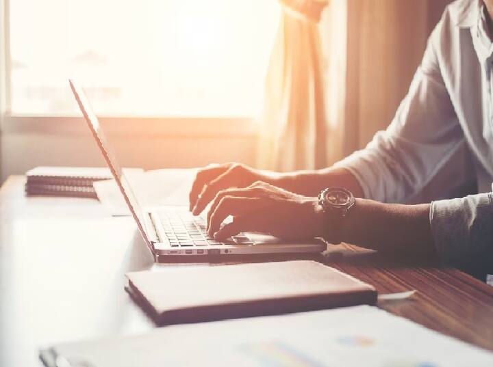 2 लाख रुपये मिलने के साथ ही श्रमिकों को सरकार समय-समय पर किस्त का भी लाभ देती है. योजना में आवेदन के बाद ई-श्रम कार्ड को आप योजना के पोर्टल से डाउनलोड कर सकते हैं.(PC: Freepik)