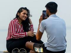 Marine Drive: मुंबई के मरीन ड्राइव पर रोमांटिक अवतार में नजर आए कपल्स, लोग बोले- 'सो ब्यूटीफुल'