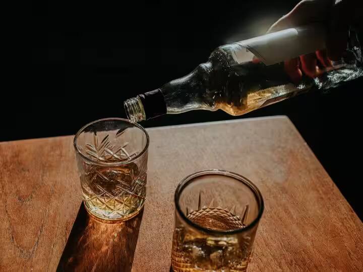 Agra Man takes up liquor challenge, dies of overdose UP Police Agra News: दोस्तों ने लगाई शर्त, शख्स ने 10 मिनट में पी ली इतनी शराब, ओवरडोज से मौत