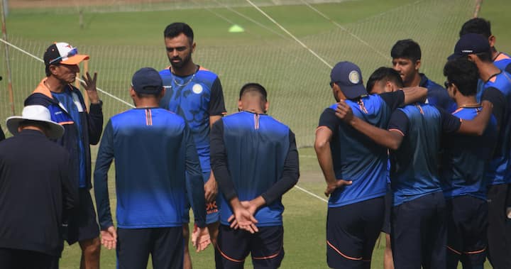 বুধবার সকাল থেকে বাংলার ব্যাটারদেরও দেখা গেল পেসারদের বলে জোরকদমে অনুশীলন করতে। জাতীয় দল থেকে ফাইনালের আগে সৌরাষ্ট্র শিবিরে যোগ দিয়েছেন উনাদকট। বাঁহাতি পেসারই বাংলার ব্যাটারদের পথে সবচেয়ে বড় কাঁটা হয়ে উঠতে পারেন। আর সেই কারণে বাংলার নেটে দেখা গেল তিনজন বাঁহাতি পেসার। যাঁদের বিরুদ্ধে দীর্ঘক্ষণ ব্যাটিং অনুশীলন করলেন অভিমন্যু ঈশ্বরণ, অনুষ্টুপ মজুমদাররা।
