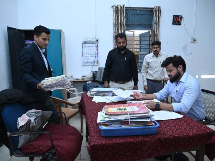 दुर्ग जिले के डीएम पुष्पेंद्र कुमार मीणा औचक निरीक्षण पर दुर्ग तहसील पहुंचे. यहां पर उन्होंने फाइलें निकलवा कर सभी लंबित प्रकरणों को देखा.
