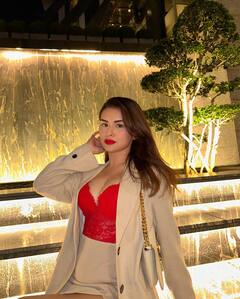 Avneet Kaur Photos: सुर्ख लाल डीपनेक टॉप पहने नजर आई ये खूबसूरत एक्ट्रेस, ग्लैमरस अंदाज ने लूटा दिल