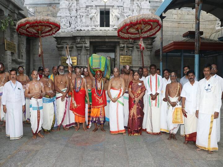 శ్రీనివాస మంగాపురంలో బుధవారం గోదా కల్యాణ యాత్ర నిర్వహించారు. శ్రీ వేంకటేశ్వరస్వామి వారికి గరుడ సేవలో అలంకరించేందుకు శ్రీ గోవిందరాజస్వామి ఆలయం నుంచి ఆండాళ్ అమ్మవారి మాలలను ఊరేగింపుగా తీసుకెళ్లారు.