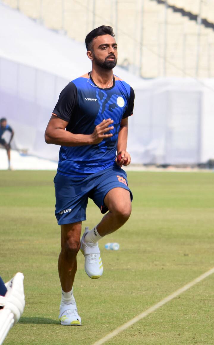 সম্বরণ বন্দ্যোপাধ্যায়ের মতো রঞ্জি জয়ী অধিনায়কের মতে, ফাইনালে গেমচেঞ্জার হতে পারেন শাহবাজ আমেদ। যদিও ফাইনালের আগে আচমকাই উদ্বেগ তৈরি হয়েছিল শাহবাজকে নিয়ে। তাঁকে সকালে নেটে দেখা যায়নি। বেশ কিছুটা পরে তিনি নেটে ঢোকেন। বেশিক্ষণ প্র্যাক্টিসও করেননি।