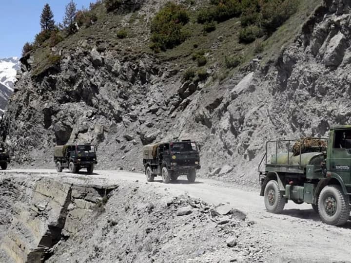 9 Army personnel killed after vehicle plunges into gorge in Ladakh Indian Army :  लडाखमध्ये लष्कराच्या वाहनाला भीषण अपघात; 9 जवानांचा मृत्यू