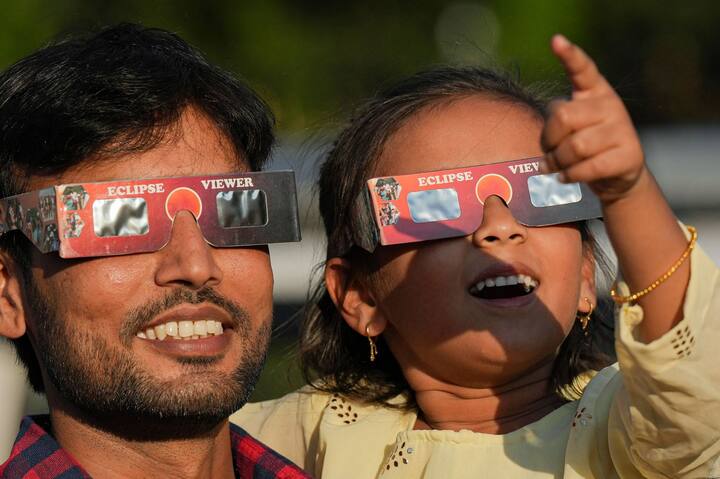 ગ્રહણ દરમિયાન દર્દીઓ અને સગર્ભા સ્ત્રીઓને વિશેષ સાવચેતી રાખવાની સલાહ આપવામાં આવે છે. આ ગ્રહણને નરી આંખે જોવાનું ટાળવું જોઈએ.