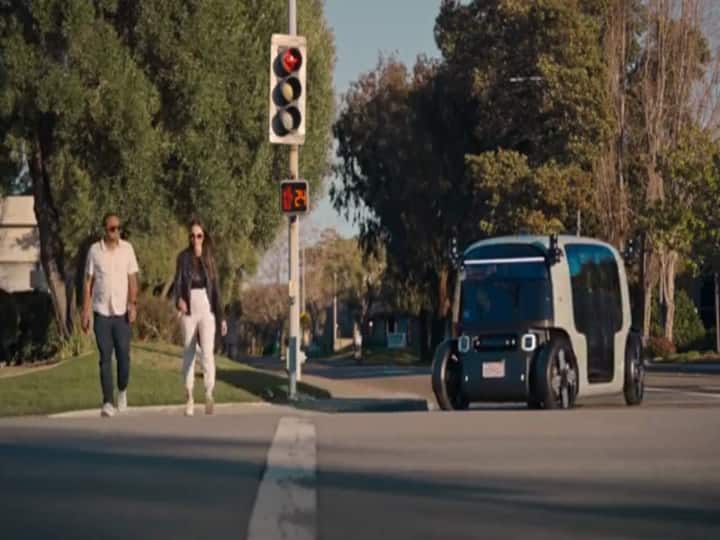 Amzon zoox trial its self driving robotaxi inpublic self driving vehicle self driving electric vehicle Self Driving Robotaxi: दोनों साइड से चलेगी बिना स्टीयरिंग वाली ये गाड़ी, 'न ड्राइवर की जरुरत, न बैक करने का झंझट'