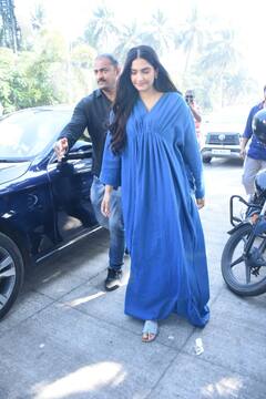 Sonam Kapoor Photos: हमेशा फैशन में रहने वाली सोनम कपूर ऐसे कपड़े पहनकर आईं बाहर, उड़ी दिखी चेहरे की रंगत!