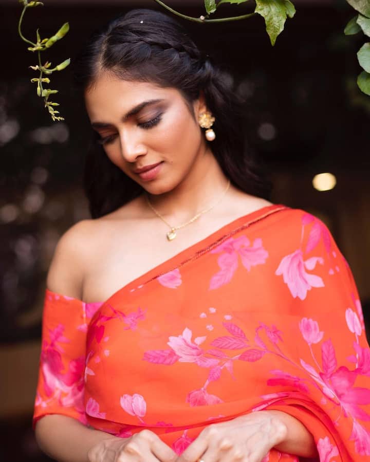 ధనుష్ హీరోగా నటించిన మారన్ సినిమాల్లో ఈమె హీరోయిన్ గా చేసింది. -Image Credit: Malavika Mohanan/Instagram