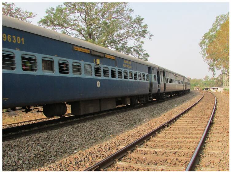 Duplicate Train Ticket Process Can Travel Without Ticket On Platform Ticket Railway Rules For Duplicate Ticket क्या टिकट गुम होने पर या बिना टिकट के भी यात्रा कर सकते हैं? पढ़िए क्या हैं रेलवे के नियम