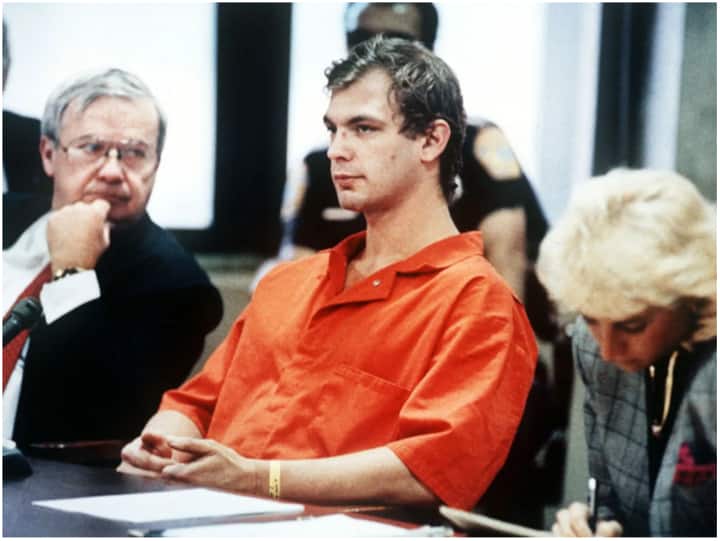 Milwaukee Monster Jeffrey Dahmer Story How Was he Caught and Discovered Web Series necrophilia cannibalism Jeffrey Dahmer: लाशों के साथ करता था गलत काम, खाता था बॉडी पार्ट्स... 16 हत्याएं करने वाले 'मिलवौकी मॉन्स्टर' को मिली थीं 15 उम्रकैद