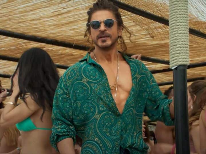 Shah Rukh Khan wear ritu kumar green shirt in pathaan besharam song prize shocking Pathaan: इससे महंगा तो मोबाइल आता है! 'बेशर्म रंग' गाने में शाहरुख खान ने पहनी इतनी सस्ती शर्ट