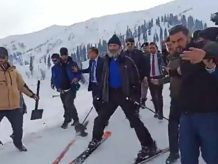 Rahul Gandhi Gulmarg Visit: राहुल गांधी दो दिनों के निजी दौरे पर बुधवार को उत्तरी कश्मीर के गुलमर्ग पहुंचे और स्कीइंग की. हाल ही में राहुल गांधी ‘भारत जोड़ो यात्रा’ के तहत श्रीनगर पहुंचे थे.