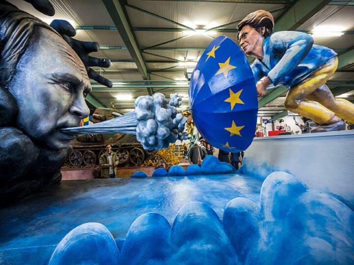 At the preview, many floats poked fun at the political developments of 2022. (Image Source: Getty)