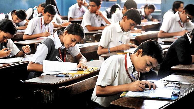 SSC 10th exam will start from tomorrow 15 77 lakh students will appear in 533 centers across the state SSC Marathi news SSC Exam : उद्यापासून दहावीच्या विद्यार्थ्यांची 'लढाई'; राज्यभरातील 533 केंद्रावर 15.77 लाख विद्यार्थी देणार परीक्षा 