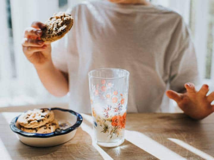 सूखे मेवे और मेवा काट लें:सभी सूखे मेवे और मेवे लें. अब इन्हें छोटे-छोटे टुकड़ों में काट लें.चॉकलेट को पिघला लें:एक बाउल में मिल्क चॉकलेट और डार्क चॉकलेट कंपाउंड लें. चॉकलेट को पिघलाने के लिए डबल बॉयलर मेथड का इस्तेमाल करें.