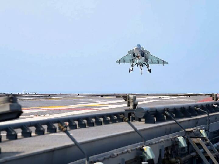 Deck Based Fighters: इंडियन नेवी को मिलेंगे 100 स्वदेशी डेक बेस्ड फाइटर प्लेन, 2026 में पहली उड़ान, जानें क्यों हैं खास 100 indigenous deck-based fighter plane for indian navy Cabinet Committee on Security ins vikrant Deck Based Fighters: इंडियन नेवी को मिलेंगे 100 स्वदेशी डेक बेस्ड फाइटर प्लेन, 2026 में पहली उड़ान, जानें क्यों हैं खास