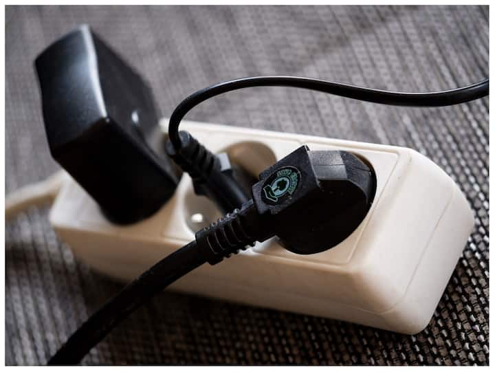 घर में बिजली से चलने कई तरह के छोटे-बड़े उपकरण होते हैं. आपने गौर किया होगा कि सॉकेट में 3 या 5 छेद होते हैं. सवाल है जब दो छेद से काम चल सकता है तो एक छेद एक्स्ट्रा क्यों रहता है?