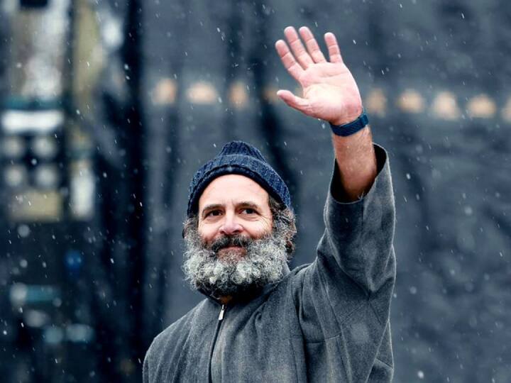 उत्तरी कश्मीर के गुलमर्ग के दो दिनों के अपने निजी दौरे के दौरान कांग्रेस नेता ने वहां मौजूद कई पर्यटकों के साथ सेल्फी भी खिंचवाई. राहुल गांधी से मुलाकात करने वाले एक पर्यटक ने कहा, ‘‘हम सौभाग्यशाली हैं कि यहां हमारी राहुल गांधी से मुलाकात हो गई.’’