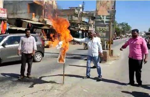 मंत्री गुलाबराव पाटील यांच्या विरोधात स्वाभिमानीचे बुलढाण्यात आंदोलन