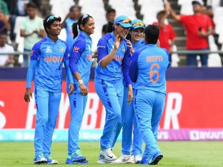 Women's T20 : ভারতীয় বোলারদের মধ্যে দীপ্তি শর্মা সর্বাধিক ৩ উইকেট নেন। তিনি এদিন আন্তর্জাতিক টি-টোয়েন্টিতে ১০০ উইকেটের মালিকও হন।