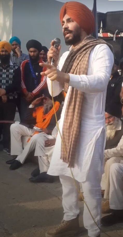 ਦੀਪ ਸਿੱਧੂ ਨੇ 'ਜ਼ੋਰਾ ਦਸ ਨੰਬਰੀਆ' 'ਚ ਕੰਮ ਕੀਤਾ। ਇੱਥੋਂ ਹੀ ਉਸ ਦੀ ਕਿਸਮਤ ਪਲਟ ਗਈ ਅਤੇ ਇਸ ਫਿਲਮ ਨੇ ਦੀਪ ਨੂੰ ਰਾਤੋ ਰਾਤ ਸਟਾਰ ਬਣਾ ਦਿੱਤਾ। ਦੀਪ ਦਾ ਫਿਲਮੀ ਕਰੀਅਰ ਬਹੁਤ ਛੋਟਾ ਸੀ, ਪਰ ਯਾਦਗਾਰੀ ਸੀ। ਦੀਪ ਨੂੰ ਸਭ ਤੋਂ ਜ਼ਿਆਦਾ ਫਿਲਮ 'ਜ਼ੋਰਾ ਦਸ ਨੰਬਰੀਆ' ਲਈ ਹੀ ਯਾਦ ਕੀਤਾ ਜਾਂਦਾ ਹੈ।