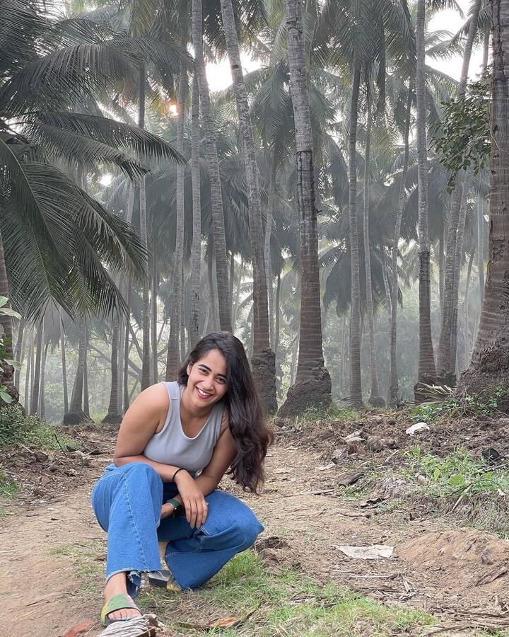 దీప్తి సునయన అందమైన ఫోటోలు -Image Credit: Deepthi Sunaina/Instagram