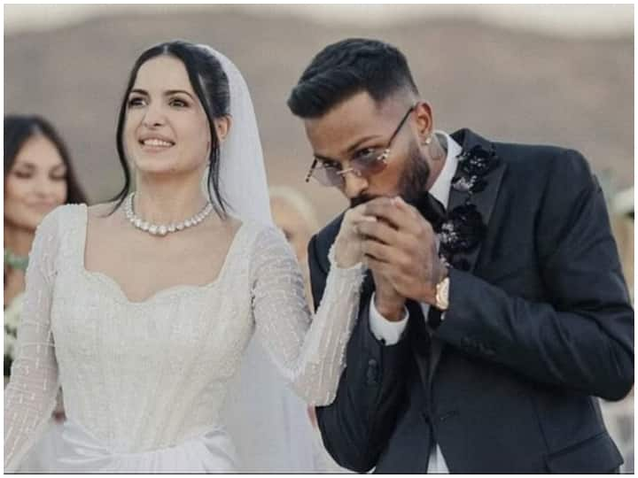 Hardik Pandya Viral Wedding Dance Video With Wife Natasa Stankovic in Udaipur watch Hardik Natasa Wedding Video: हार्दिक और नताशा ने अपनी दूसरी शादी में किया रोमांटिक डांस, वीडियो ने सोशल मीडिया पर मचाई धूम