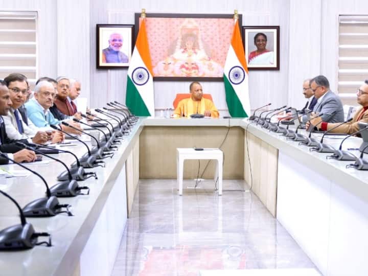 UP Global Investors Summit 2023 Lucknow CM Yogi Adityanath gave directions to officials in Uttar Pradesh UP Politics: सीएम योगी ने बैठक में हर DM और SP को दी हिदायत, जानिए क्या कहा?