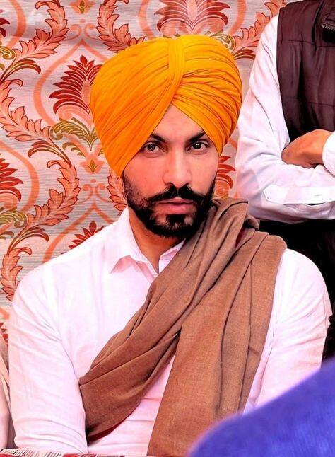 ਦੀਪ ਦੀ ਪਹਿਲੀ ਨੌਕਰੀ ਸੀ ਸਹਾਰਾ ਇੰਡੀਆ ਨਾਲ। ਉਹ ਸਹਾਰਾ ਕੰਪਨੀ ਦਾ ਲੀਗਰ ਐਡਵਾਈਜ਼ਰ ਬਣਿਆ। ਇਸ ਤੋਂ ਬਾਅਦ ਦੀਪ ਨੇ ਕਈ ਚਰਚਿਤ ਕੰਪਨੀਆਂ ਨਾਲ ਕੰਮ ਕੀਤਾ। ਇਸੇ ਦੌਰਾਨ ਦੀਪ ਦੀ ਮੁਲਾਕਾਤ ਏਕਤਾ ਕਪੂਰ ਨਾਲ ਹੋਈ। ਇਸ ਤੋਂ ਬਾਅਦ ਦੀਪ ਏਕਤਾ ਕਪੂਰ ਦੀ ਕੰਪਨੀ ਬਾਲਾਜੀ ਟੈਲੀਫਿਲਮਜ਼ ਦਾ ਲੀਗਲ ਐਡਵਾਈਜ਼ਰ ਵੀ ਰਿਹਾ।