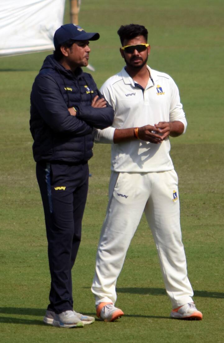 তেত্রিশ বছর আগে সরাসরি রঞ্জি ট্রফির (Ranji Trophy) ফাইনালে অভিষেক ঘটিয়েছিলেন সৌরভ গঙ্গোপাধ্যায় (Sourav Ganguly)। সব কিছু ঠিকঠাক চললে এবারও ইডেনে (Eden Gardens) রঞ্জি ট্রফির ফাইনালে অভিষেক ঘটতে চলেছে এক বাঙালি ক্রিকেটারের। বাংলা শিবিরের খবর, ওপেনিং সমস্যা কাটাতে ফাইনালে সৌরাষ্ট্রের বিরুদ্ধে খেলানো হতে পারে সুমন্ত গুপ্তকে। আর তা হলে, স্থানীয় ক্রিকেটে বড়িশার হয়ে খেলা ক্রিকেটারের প্রথম শ্রেণির ক্রিকেটে অভিষেক হবে।