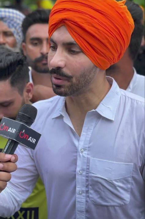 ਦੀਪ ਸਿੱਧੂ ਦਾ ਜਨਮ 2 ਅਪ੍ਰੈਲ 1984 'ਚ ਪੰਜਾਬ ਦੇ ਸ੍ਰੀ ਮੁਕਤਸਰ ਸਾਹਿਬ ਵਿਖੇ ਹੋਇਆ ਸੀ। ਜਦੋਂ ਦੀਪ 4 ਸਾਲਾਂ ਦੇ ਸੀ ਤਾਂ ਉਨ੍ਹਾਂ ਦੀ ਮਾਂ ਦਾ ਦੇਹਾਂਤ ਹੋ ਗਿਆ। ਦੀਪ ਦੇ ਪਿਤਾ ਵਕੀਲ ਸਨ। ਇਸ ਕਰਕੇ ਦੀਪ ਨੇ ਵੀ ਵਕਾਲਤ ਦੀ ਪੜ੍ਹਾਈ ਕੀਤੀ। ਦੀਪ ਨੂੰ ਬਚਪਨ ਤੋਂ ਹੀ ਐਕਟਿੰਗ ਤੇ ਮਾਡਲੰਿਗ ਦਾ ਕਾਫੀ ਜ਼ਿਆਦਾ ਸ਼ੌਕ ਸੀ। ਪਰ ਪਰਿਵਾਰ ਵੱਲੋਂ ਦੀਪ ਸਿੱਧੂ 'ਤੇ ਇਹ ਪਰੈਸ਼ਰ ਸੀ ਕਿ ਪਹਿਲਾਂ ਉਹ ਵਕਾਲਤ ਦੀ ਪੜ੍ਹਾਈ ਪੂਰੀ ਕਰੇ।