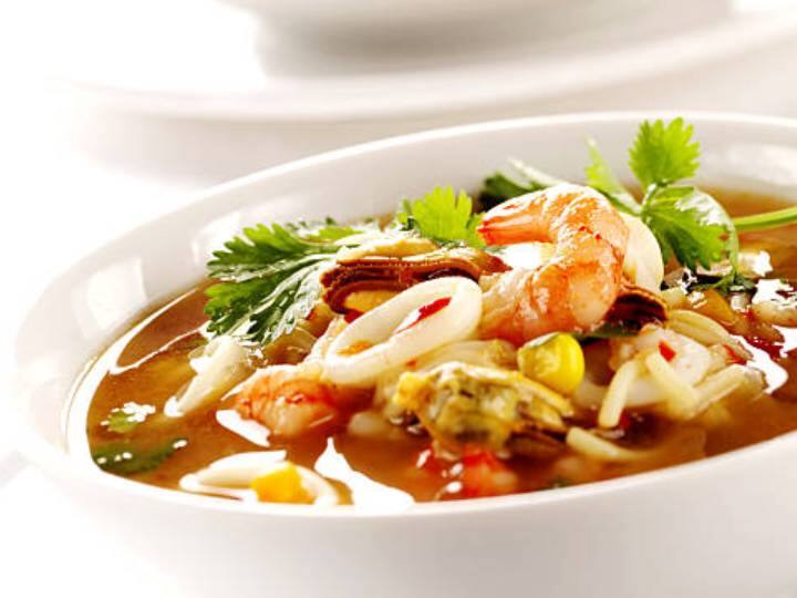 गाढ़ी बनावट और अनोखे स्वाद के साथ स्वीट कॉर्न सूप परम आराम देने वाला भोजन है जिसे कोई भी सर्दियों के दौरान खा सकता है. यदि आप रेस्तरां में स्वीट कॉर्न सूप खाना पसंद करते हैं. तो नीचे दी गई रेसिपी का पालन करके घर पर ठीक वैसा ही स्वाद बनाएं. सर्दियों के इस स्वादिष्ट सूप को बनाने के लिए आपको बस कुछ सामग्री चाहिए. हमने सूप को गाढ़ा करने के लिए थोड़े से कॉर्नफ्लोर का इस्तेमाल किया है. आप चाहें तो इस स्टेप के हिसाब से फॉलो कर सकते हैं. आप इस सूप को रात के खाने के लिए तैयार कर सकते हैं और इसे कुछ तली हुई सब्जियों के साथ परोस सकते हैं ताकि यह एक पौष्टिक और स्वस्थ भोजन बन सके. स्वीट कॉर्न सूप को किटी पार्टी में भी परोसा जा सकता है या परिवार के खाने के दौरान ऐपेटाइज़र के रूप में भी परोसा जा सकता है. अगर आप घर पर नई रेसिपी ट्राई करना पसंद करते हैं.