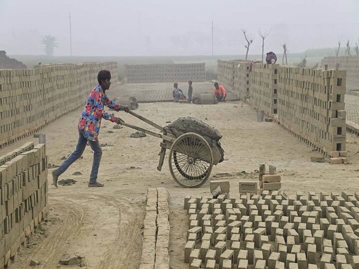 इस पोर्टल पर पंजीकृत सभी लोगों को सरकार 2 लाख रुपये तक के बीमा का लाभ देती है. इस योजना के तहत गरीब मजदूर वर्ग जैसे रिक्शा चालक, स्ट्रीट वेंडर, दूध वाला, चाय वाला, घर में काम करने वाले लोग, कंस्ट्रक्शन साइट पर काम करने वाले मजदूर आदि कई तरह के असंगठित लोगों को इस योजना का लाभ मिल सकता है.(PC: PTI)