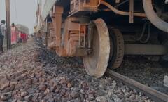 Godavari Express Train Derails: పట్టాలు తప్పిన గోదావరి ఎక్స్ ప్రెస్ - ఆందోళనలో ప్రయాణికులు