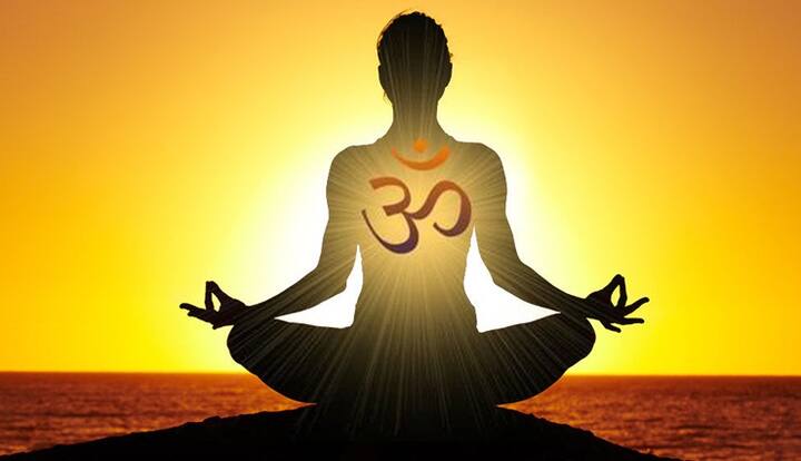 હિંદુ ધર્મમાં ગાયત્રી મંત્રનો જાપ ખૂબ જ મહત્વપૂર્ણ માનવામાં આવે છે. શાસ્ત્રોમાં કહેવામાં આવ્યું છે કે ગાયત્રી મંત્રનો સતત જાપ કરવાથી અને તેનાથી સંબંધિત નિયમોનું દરરોજ પાલન કરવાથી વ્યક્તિને દરેક કાર્યોમાં સફળતા મળે છે અને સાધક પર દેવી-દેવતાઓની કૃપા હંમેશા બની રહે છે. શાસ્ત્રોમાં એવું પણ કહેવામાં આવ્યું છે કે ગાયત્રી મંત્રનો જાપ કરવાથી અનેક પ્રકારના દોષો પણ દૂર થાય છે અને વ્યક્તિ આંતરિક શાંતિ અનુભવે છે. ચાલો ગાયત્રી મંત્રનો જાપ કરવાનો નિયમ, સમય અને મહત્વ જાણીએ