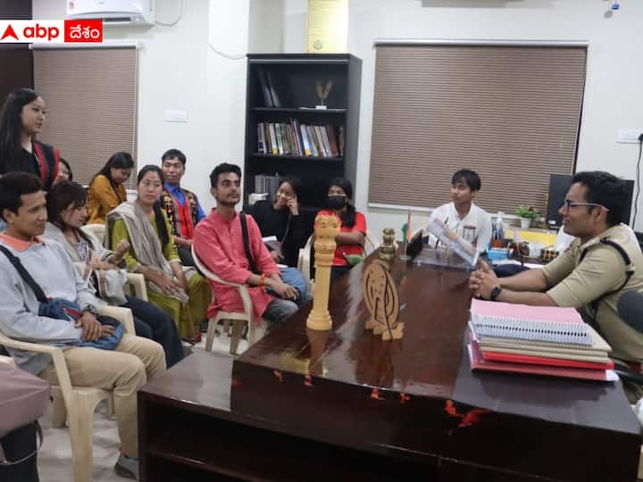 North Eastern State Students interaction with Mulugu SP Gaush Alam IPS DNN Mulugu News: ములుగు ఎస్పీని కలిసిన ఈశాన్య రాష్ట్రాల విద్యార్థి ప్రతినిధుల బృందం