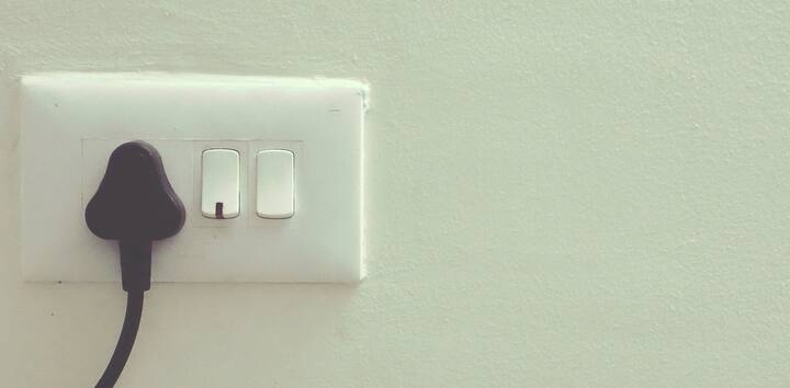 इस तरह यह उपकरण को भी सुरक्षा प्रदान करती है, क्योंकि कभी-कभी पिन के गलत तरह से सॉकेट में लगने पर गलत परिपथ बन कर उपकरण खराब होने की संभावना रहती है. इसलिए इसके होने पर इस तरह की संभावना बिल्कुल खत्म हो जाती है.