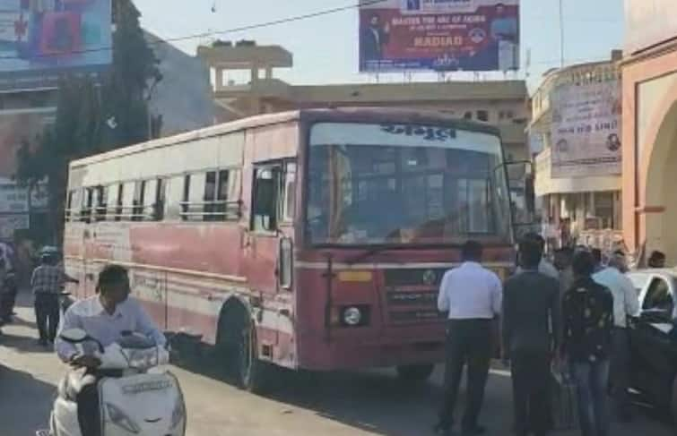 Nadiad: On Santram Road, a pedestrian fell into the rear wheel of ST..... Nadiad: સંતરામ રોડ પર રાહદારી એસટીના પાછળના વ્હીલમાં આવી ગયો ને.....