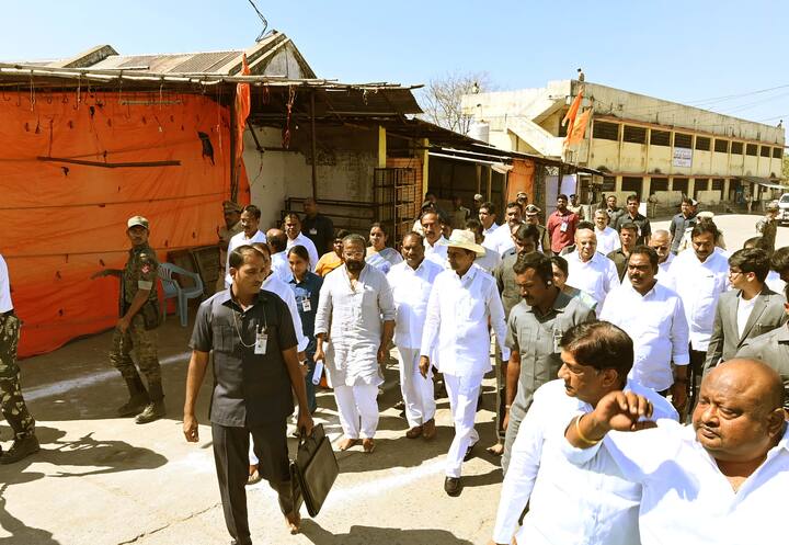 కొండగట్టు అంజన్న స్థల పురాణం గురించి సీఎం కేసీఆరే స్వయంగా అధికారులకు వివరించారు.