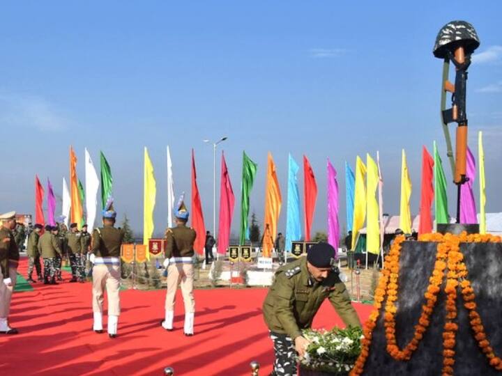 एक अन्य अधिकारी ने कहा कि जब एक काफिला गुजर रहा होता है तो राजमार्ग से किसी भी अन्य वाहनों की आवाजाही की अनुमति नहीं होती है. साथ ही, 2019 की घटना के बाद से कर्मियों को बुलेटप्रूफ वाहनों में ले जाया जाता है.