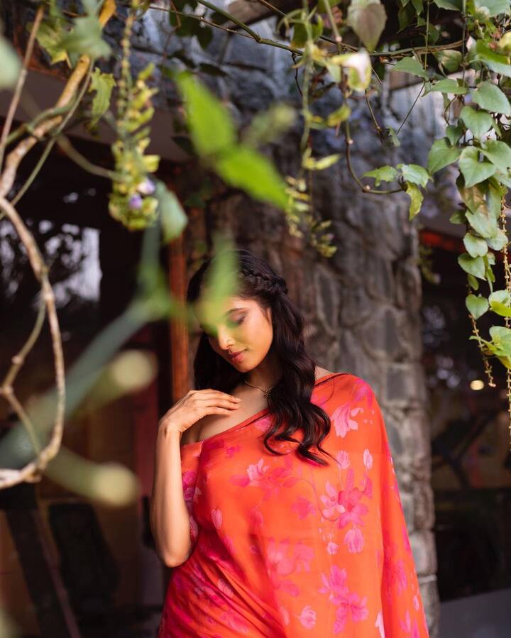 తెలుగులో నేరుగా నటించకపోయినా, తమిళ డబ్బింగ్ సినిమాల ద్వారా తెలుగు ప్రేక్షకులకు దగ్గరైంది. -Image Credit: Malavika Mohanan/Instagram