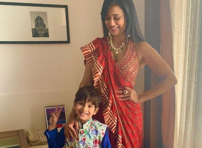 श्वेता तिवारी को कौन नहीं जानता है. बता दें कि वह आज भी बिल्कुल पहले की तरह ही फिट हैं. इसी के साथ आपको बता दें कि कुछ वक्त पहले श्वेता तिवारी ने अपने सोशल मीडिया पर एक तस्वीर शेयर की थी जिसमें उन्होंने रेड कलर की काफी खूबसूरत साड़ी पहनी हुई थी और ब्लाउज भी उन्होंने काफी छोटा सा पहना हुआ था. (Photo- Instagram)