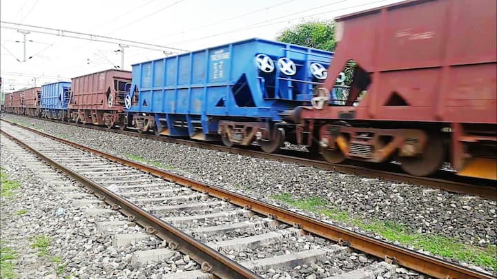 Hopper वैगन :- इस तरह के वैगन का इस्तेमाल भी कोयला या Track Ballast आदि को ढोने में किया जाता है.
