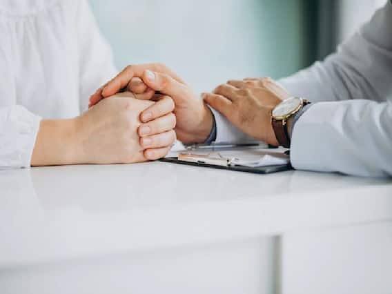 તમે જે કંપનીમાંથી ટર્મ પોલિસી ખરીદી રહ્યા છો તેનો ઇતિહાસ તપાસવાનું સુનિશ્ચિત કરો. પોલિસીના સેટલમેન્ટનો કંપનીનો રેકોર્ડ કેવો છે તે તપાસો. આ પછી જ તમે ટર્મ પ્લાન ખરીદો.(PC: Freepik)