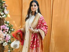 Sonam Kapoor Pics: 'वीरे दी' एंगेजमेंट सेरेमनी में बन ठनकर पहुंचीं स्वरा की दोस्त सोनम कपूर, सादगी से लूट ली पूरी लाइमलाइट