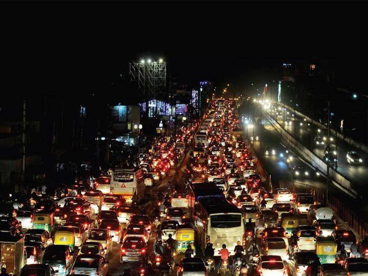 Bengaluru world's second slowest city to drive in with 10 km in 29 minutes -  Report Slowest City Bengaluru : உலகின் மெதுவான நகரங்களின் பட்டியல்.. பெங்களூருவில் வாழ்வது அவ்ளோ சிரமமா?